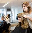 Relação com hair stylist é quase familiar e 53% das mulheres consideram o profissional como uma das 10 pessoas mais importantes da vida  Foto: Getty Images 