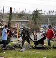 Soldados e policiais removem cadáveres a céu aberto na cidade de Tacloban  Foto: EFE