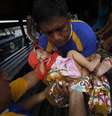 Crianças estão entre os que mais sofrem na tragédia que segue a passagem do tufão  Foto: Reuters