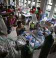 Na capela transformada em hospital, bebês lutam pela vida  Foto: Reuters