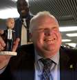O prefeito de Toronto (Canadá), Rob Ford, posa ao lado de miniatura sua   Foto: AP