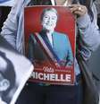 <p>Partidário da candidata à presidência do Chile Michelle Bachelet, da Nueva Mayoria, levanta cartaz próximo a imagem do ex-presidente socialista Salvador Allende durante comício na vidade de Valparaíso</p>  Foto: Eliseo Fernández / Reuters