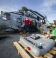 Equipe remove equipamentos do porta-aviões para dar lugar a suprimentos e pessoal enviados às Filipinas  Foto: AP