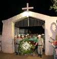 <p>Exumação demorou mais que o previsto; urna com os restos mortais de Jango segue agora para Brasília</p>  Foto: Luiz Roese / Especial para Terra