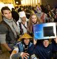 Muita comoção entre os gamers dos Estados Unidos nesta sexta-feira (15). Em Nova York, um evento especial da Sony fez as primeiras vendas do Playstation 4. Joey Chiu, de 24 anos, foi o primeiro a concretizar a compra e vibrou  Foto: Reuters