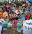 Filipinos recebem comida e material de limpeza na cidade de Tabogon  Foto: EFE