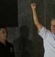 <p>Dirceu acena na chegada à sede da Polícia Federal, em São Paulo, após ter a sua prisão decretada</p>  Foto: Nacho Doce / Reuters