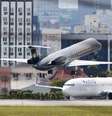 Avião da PF decola rumo a Belo Horizonte levando José Dirceu e José Genoino  Foto: Vagner Magalhães / Terra