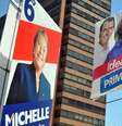 Cartazes com o rosto das candidatas Michelle Bachelet  e Evelyn Matthei estão espalhados pelas ruas de Santiago  Foto: AFP