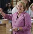 <p>Candidata a presd&ecirc;ncia do Chile Michelle Bachelet mostra sua c&eacute;dula durante elei&ccedil;&atilde;o presidencial em Santiago</p>  Foto: Maglio Perez / Reuters