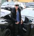 Justin Bieber foi fotografado nas ruas de Los Angeles, nos Estados Unidos, enquanto tirava fotos com fãs  Foto: The Grosby Group