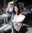 <p>A jovem votou com a filha de pouco mais de um mês nos braços</p>  Foto: Reuters