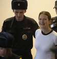 <p>Bióloga brasileira Ana Paula Maciel sorri ao deixar a prisão em São Petersburgo, na Rússia</p>  Foto: AP