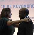Após apresentar o Hino Nacional, a quebrou o protocolo, agradeceu o ministro pela "coragem e  ousadia" e o abraçou  Foto: Filipe Faraon / Especial para Terra