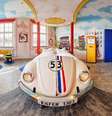 <p>V8 Hotel é ideal para quem gosta de carros e fica na Alemanha</p>  Foto: Divulgação