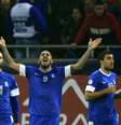 Mitroglu (centro) fez o gol da Grécia no primeiro tempo  Foto: Reuters