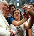 <p>Jovens tiram selfie com Papa Francisco; para especialista, piolhos podem ser transmitidos quando os jovens tiram fotos juntos</p>  Foto: AFP