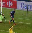 <p>Benzema fez gol em completo impedimento, mas França teve gol legal anulado pouco antes</p>  Foto: AP