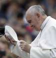 <p>O papa Francisco em meio a fiéis na Praça São Pedro</p>  Foto: AP