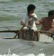Pescadores estão utilizando geladeiras como barcos nas Filipinas  Foto: BBC News Brasil