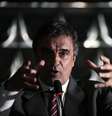 Ministro da Justiça, José Eduardo Cardozo, durante coletiva de imprensa em Brasília. O governo prepara uma portaria para autorizar o Ministério da Justiça a atuar como revisor e mediador em novos processos de demarcação de terras indígenas, afirmou o ministro José Eduardo Cardozo. 31/10/2013.  Foto: Ueslei Marcelino / Reuters