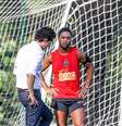 <p>Médico Rodrigo Lasmar conversa com Ronaldinho, na Cidade do Galo</p>  Foto: Bruno Cantini / Divulgação