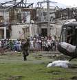 Manifestantes aguardam ajuda humanitária em cidade devastada pelo tufão  Foto: AP