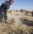 Trabalhadores escavam local em que os corpos da família foram encontrados, próximo a Victorville, em 15 de novembro  Foto: AP