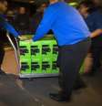 Funcionário da loja norte-americana Best Buy empurram carrinho cheio de consoles do Xbox One durante o evento que marcou o primeiro dia de vendas, em Nova York. A Microsoft Corp vendeu mais de um milhão de unidades de seu novo console Xbox One nas primeiras 24 horas depois de o produto ter chegado às lojas na sexta-feira, equivalente ao número obtido pelo rival PlayStation 4, da Sony Corp's, apesar de o aparelho ter sido lançado em muitos mais países. 21/11/2013.  Foto: Lucas Jackson / Reuters