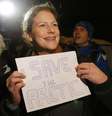 <p>A bióloga Ana Paula Maciel sorriu ao ser libertada de uma prisão em São Petersburgo, na Rússia</p>  Foto: AP