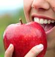 Segundo a Sociedade Brasileira de Fonoaudiologia, o ideal é praticar a mastigação bilateral para haver um equilíbrio de desgaste e tonificação muscular dos dois lados da face  Foto: Shutterstock