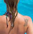 Quem possui tatuagens deve ter uma rotina de cuidados especial com a pele para protegê-la dos efeitos nocivos do sol que prejudicam o desenho    Foto: Shutterstock