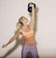 <p>Kettlebell é uma bola de ferro com haste que pesa entre 8 ou 12 kg </p>  Foto: Getty Images 