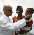 Gilmara dos Santos e seu filho dão boas vindas ao médico cubano Isoel Gomez Molina, na Unidade de Saúde da Família (USF) de Viveiros, em Feira de Santana (BA)   Foto: Luiz Tito/Ag. A Tarde / Futura Press