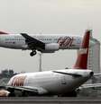 <p>Um Airbus A320 da TAM realiza o taxiamento para decolar conforme um Boing 737 da Gol pousa na pista do aeroporto de Congonhas, em São Paulo</p>  Foto: Rickey Rogers / Reuters