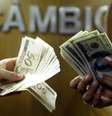 <p>Brasileiro troca reais por dólares em corretora de câmbio no centro do Rio de Janeiro</p>  Foto: Bruno Domingos / Reuters