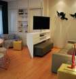 Neste projeto de 48m², a disposição da sala de TV foi alterada, com inclusão de uma marcenaria com suporte giratório para atender aos três ambientes  Foto: Ana Paula Barros Studio/Divulgação