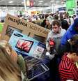 Consumidores devem ficar atentos a ofertas falsas   Foto: AFP