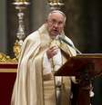 Papa Francisco fala durante ritual de aceitação na Basílica de São Pedro, no Vaticano. O papa Francisco criticou a "cultura do descartável" que deixa milhões de jovens do mundo sem trabalho, especialmente nos países europeus, em uma entrevista divulgada na quarta-feira na Argentina. 23/11/2013.  Foto: Giampiero Sposito / Reuters
