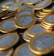 Moedas de um real são fotografas no Rio de Janeiro. A inadimplência no mercado de crédito brasileiro no segmento de recursos livres ficou em 5 por cento em outubro, abaixo da taxa de setembro, quando registrou 5,1 por cento, informou nesta quarta-feira o Banco Central. 15/10/2010.  Foto: Bruno Domingos / Reuters