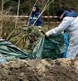 Policias buscam evidências no local onde os restos mortais da vítima foram encontrados  Foto: AFP