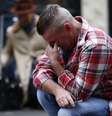 <p>Frequentador ass&iacute;duo do pub The Clutha chora diante de cena de destrui&ccedil;&atilde;o ap&oacute;s queda de helic&oacute;ptero</p>  Foto: Reuters