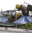 Bombeiros fazem buscas por sobreviventes sob escombros de pub em Glasgow  Foto: Reuters