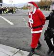 Homem vestido de Papai-Noel é preso durante protestos de funcionários do Wal-Mart  Foto: AP