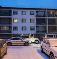 <p>Viaturas ap&oacute;s a opera&ccedil;&atilde;o na casa de um morador que terminou com a primeira morte durante uma opera&ccedil;&atilde;o da pol&iacute;cia islandesa</p>  Foto: AFP