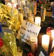 <p>O local do acidente de carro que matou Paul Walker, 40, na tarde de sábado (30) vem recebendo desde então centenas de fãs do ator, que fazia parte da franquia de <em>Velozes e Furiosos</em>.</p><p>Os fãs vão ao local, na cidade de Santa Clarita, ao norte de Los Angeles, na Califórnia (EUA) para levar velas, fotos, flores, carrinhos de brinquedo e cartazes com mensagens de adeus. Muitos jovens que estão fazendo vigília, não seguram as lágrimas e precisam ser amparados por amigos. </p>  Foto: Getty Images 