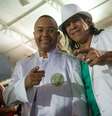 <p>Dudu Nobre ao lado do cantor Elymar Santos</p>  Foto: Mauro Pimentel / Terra