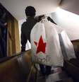 Segundo processo, loja da Macy's em Nova York tem uma cela para prender clientes suspeitos  Foto: Reuters