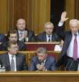 O premiê Azarov acena para parlamentares durante a sessão desta terça-feira  Foto: AP