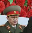 <p>Kim Jong-un (dir.) passa por seu tio Jang Song-Thaek durante parade militar em fevereiro de 2012</p>  Foto: Reuters